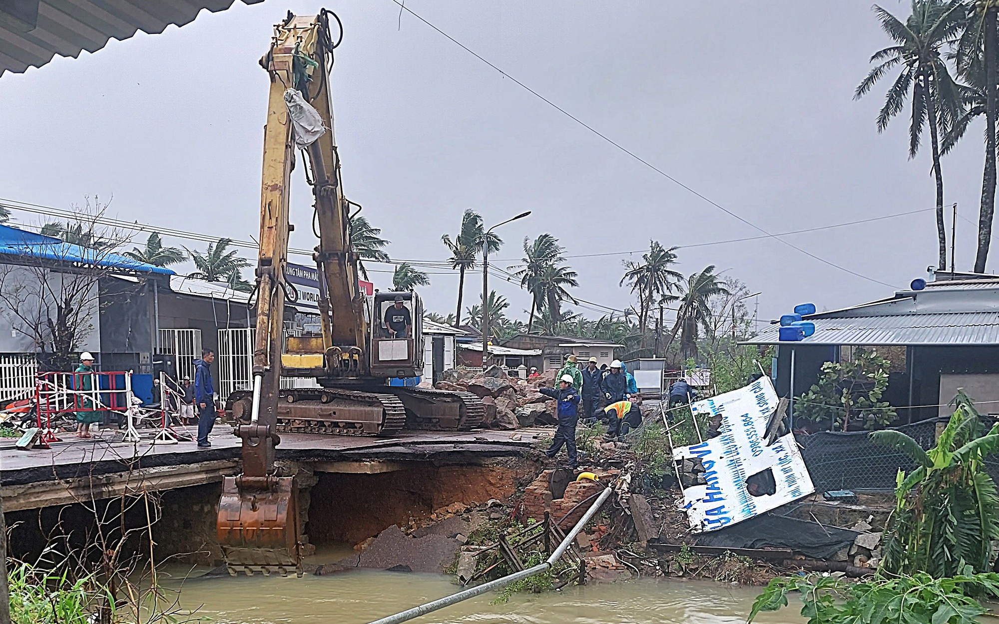 Xuất hiện nhiều hố xói lớn trên Quốc lộ 1, giao thông phải phân luồng khẩn cấp- Ảnh 1.