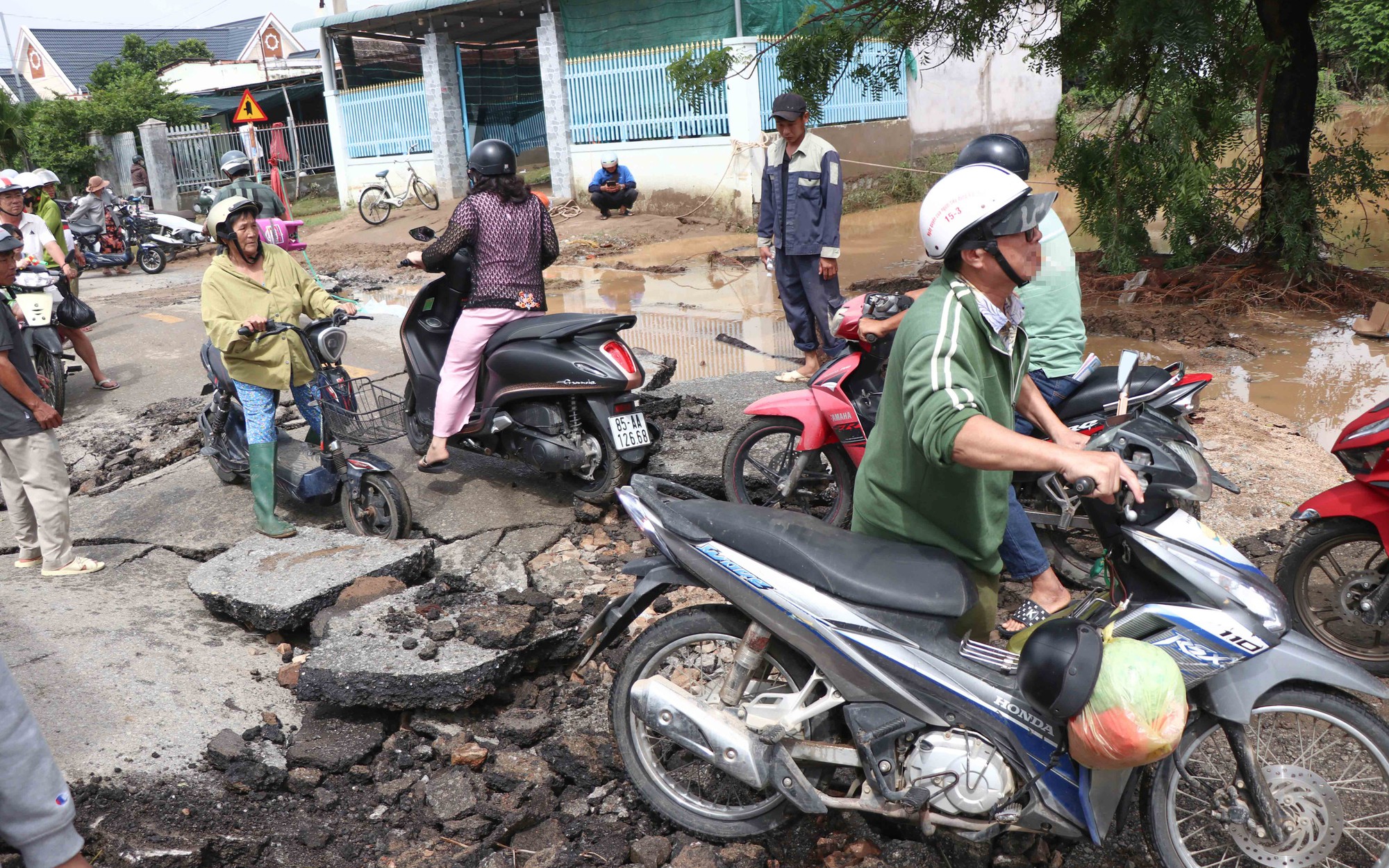 Mưa lũ khiến tuyến đường tỉnh lộ ở Khánh Hòa hư hỏng nặng