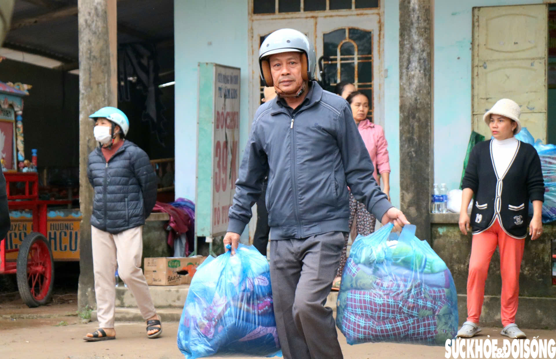 Người dân Huế gửi nhu yếu phẩm vào tâm lũ Đắk Lắk dù vừa trải qua 4 đợt lũ- Ảnh 4.