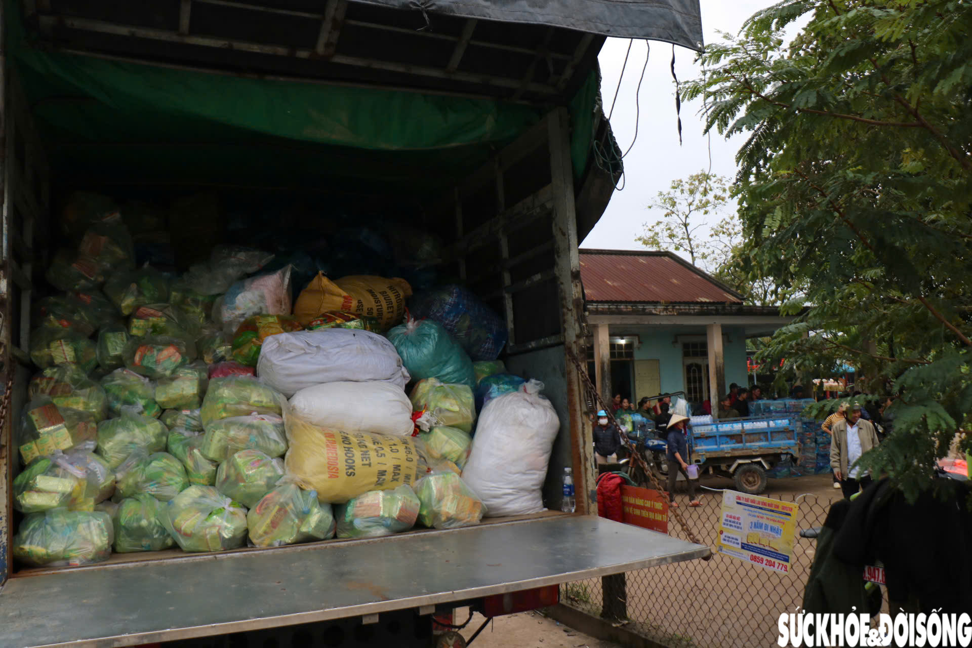 Người dân Huế gửi nhu yếu phẩm vào tâm lũ Đắk Lắk dù vừa trải qua 4 đợt lũ- Ảnh 7.