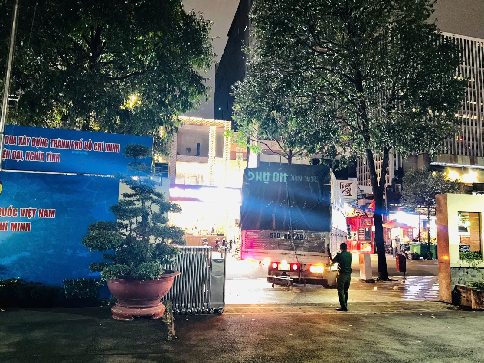 TP Hồ Chí Minh vận chuyển gấp 15 tấn nhu yếu phẩm đến Khánh Hòa trong đêm 21/11- Ảnh 9.