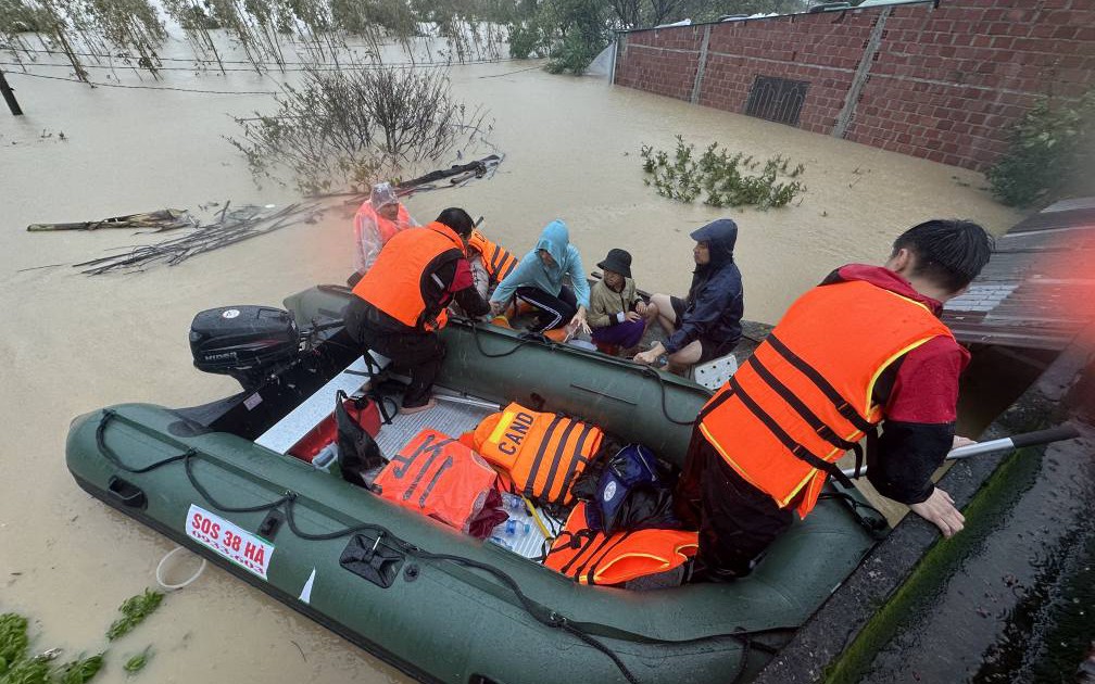Hoàn lưu nhiễu động gió Đông Bắc khiến mưa lũ diện rộng ở miền Trung kéo dài- Ảnh 1. Mưa lũ miền Trung làm 54 người chết và mất tích, thiệt hại hơn 3 nghìn tỷ đồng