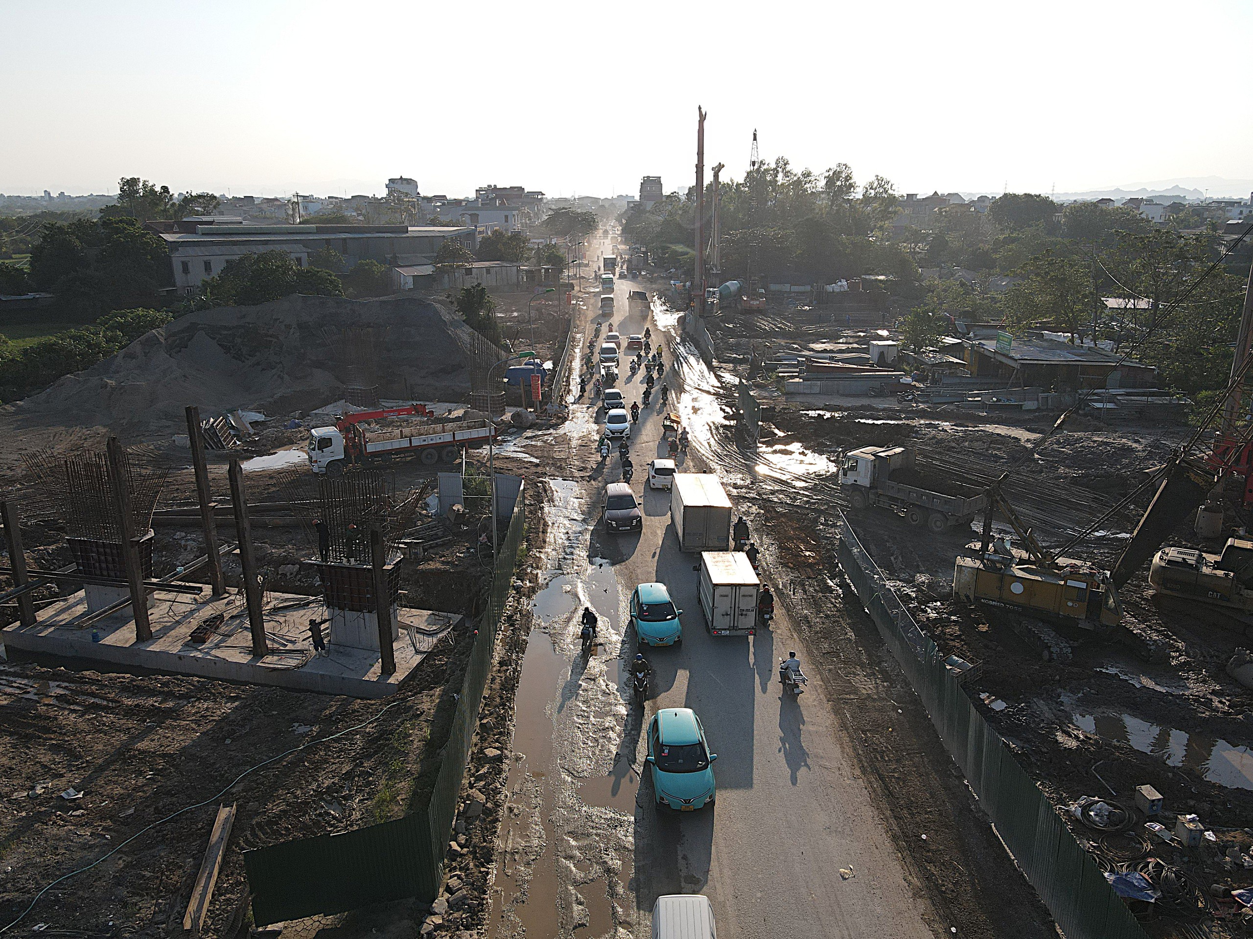 Hà Nội: Quốc lộ 6 biến thành 'ao bùn, sương bụi', người dân bất lực chịu trận- Ảnh 5.