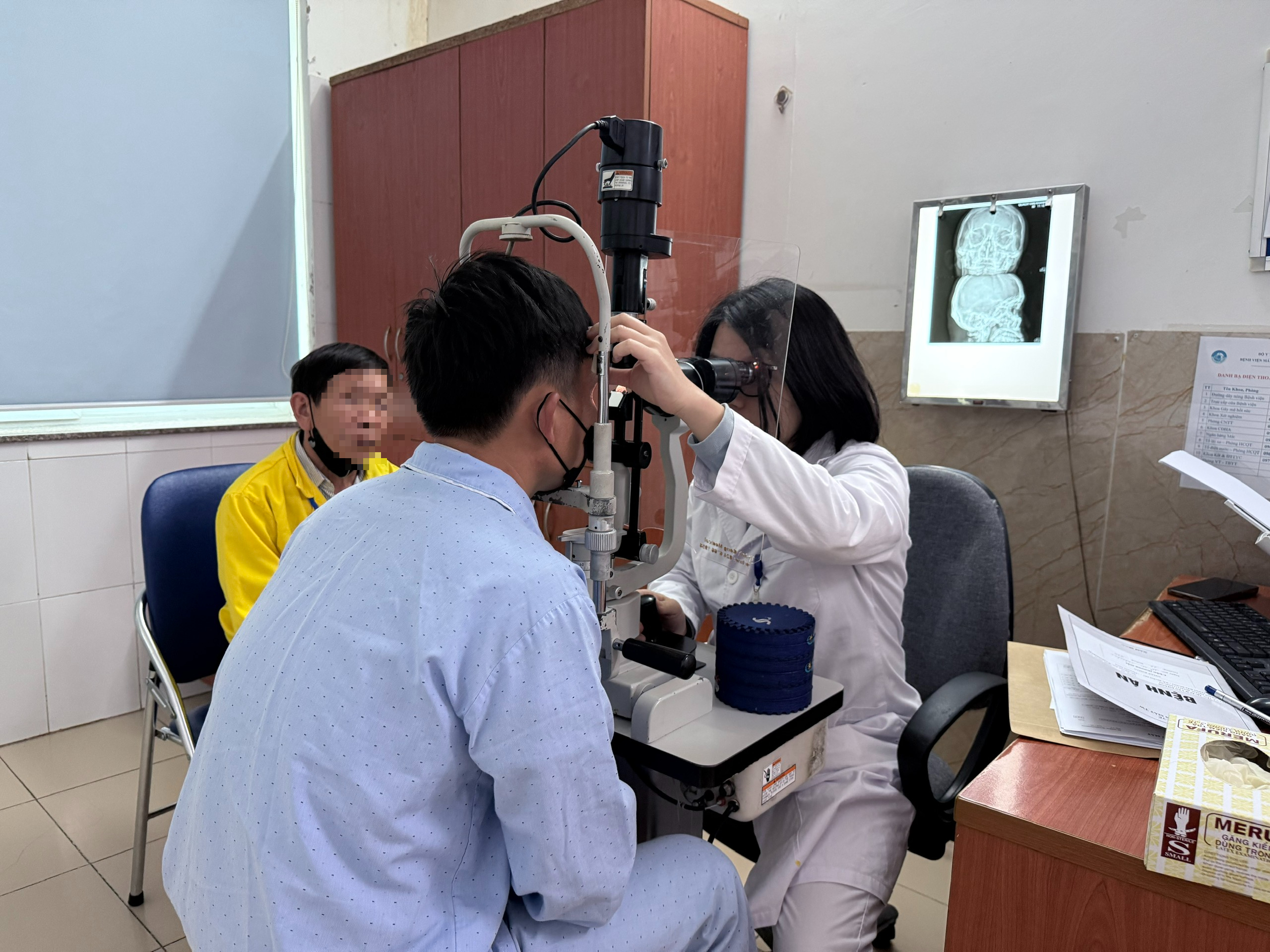 Experten warnen davor, dass es nach Augenverletzungen aufgrund von Subjektivität zu schwerwiegenden Komplikationen bei vielen Menschen kommt - Foto 2. Chuyên gia cảnh báo, nhiều người biến chứng nặng nề do chủ quan sau chấn thương mắt- Ảnh 2.