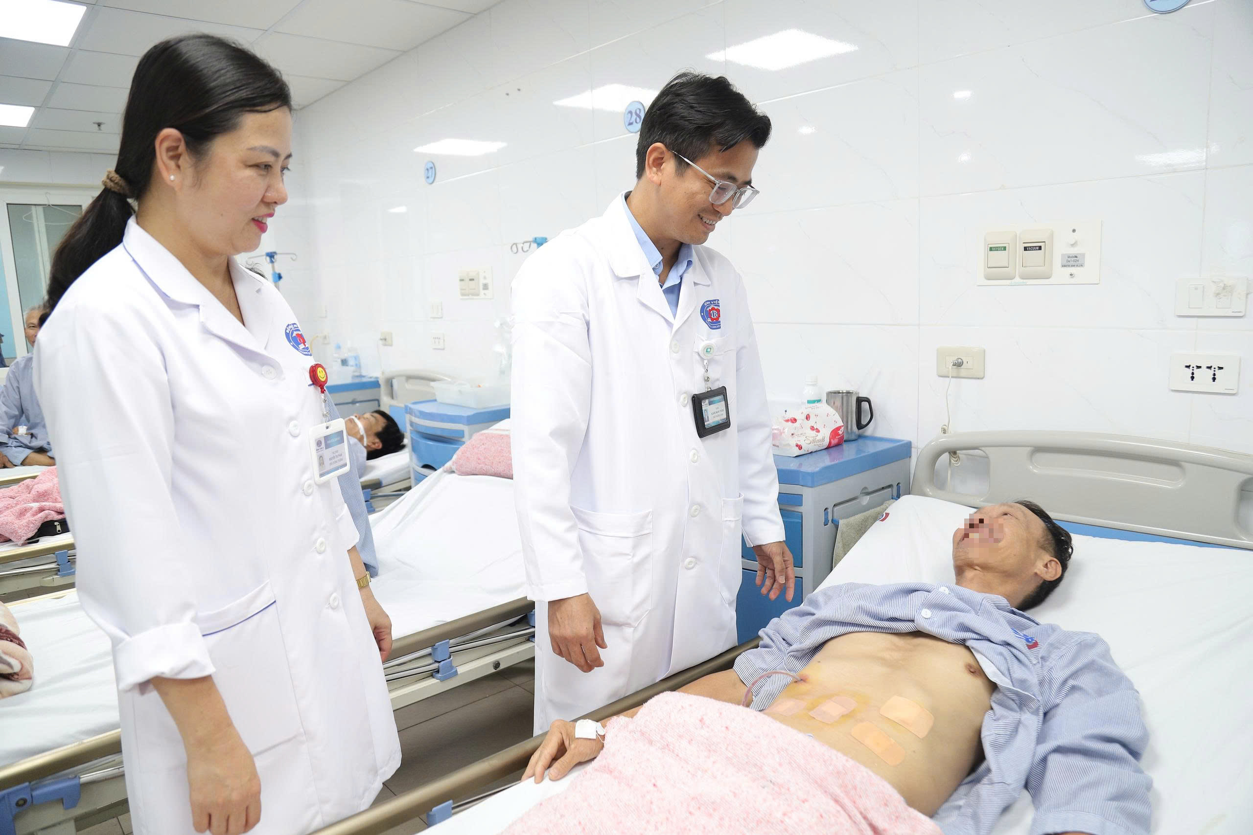 ទម្លាប់ផឹកស្រាច្រើនពេកធ្វើឱ្យបុរសនោះត្រូវវះកាត់ក្រពះដើម្បីព្យាបាលមហារីក - រូបថត ២. Thói quen uống quá nhiều rượu khiến người đàn ông phải phẫu thuật cắt dạ dày điều trị ung thư - Ảnh 2.