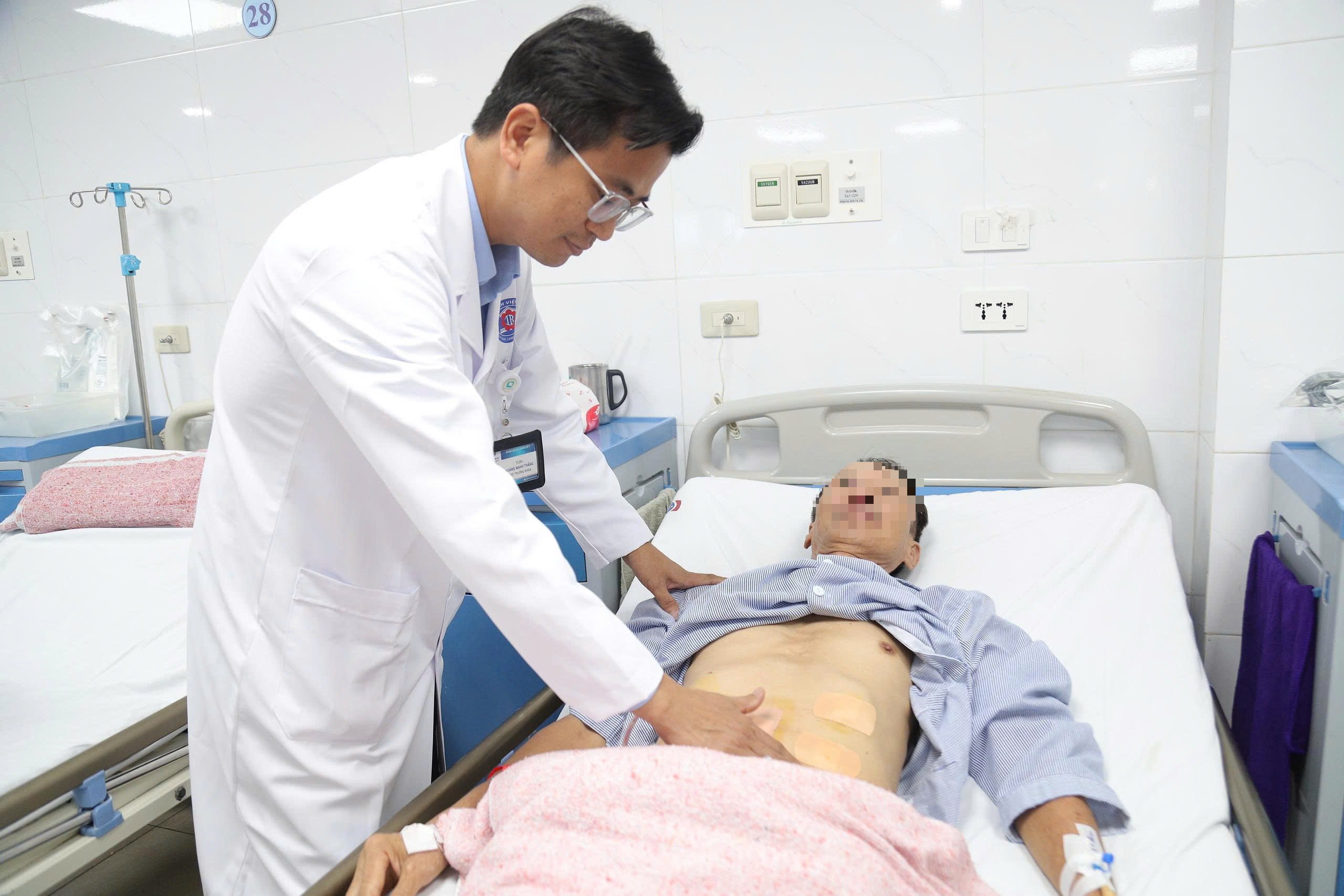 ទម្លាប់ផឹកស្រាច្រើនពេកធ្វើឱ្យបុរសនោះត្រូវវះកាត់ក្រពះដើម្បីព្យាបាលមហារីក - រូបថត ១. Thói quen uống quá nhiều rượu khiến người đàn ông phải phẫu thuật cắt dạ dày điều trị ung thư - Ảnh 1.