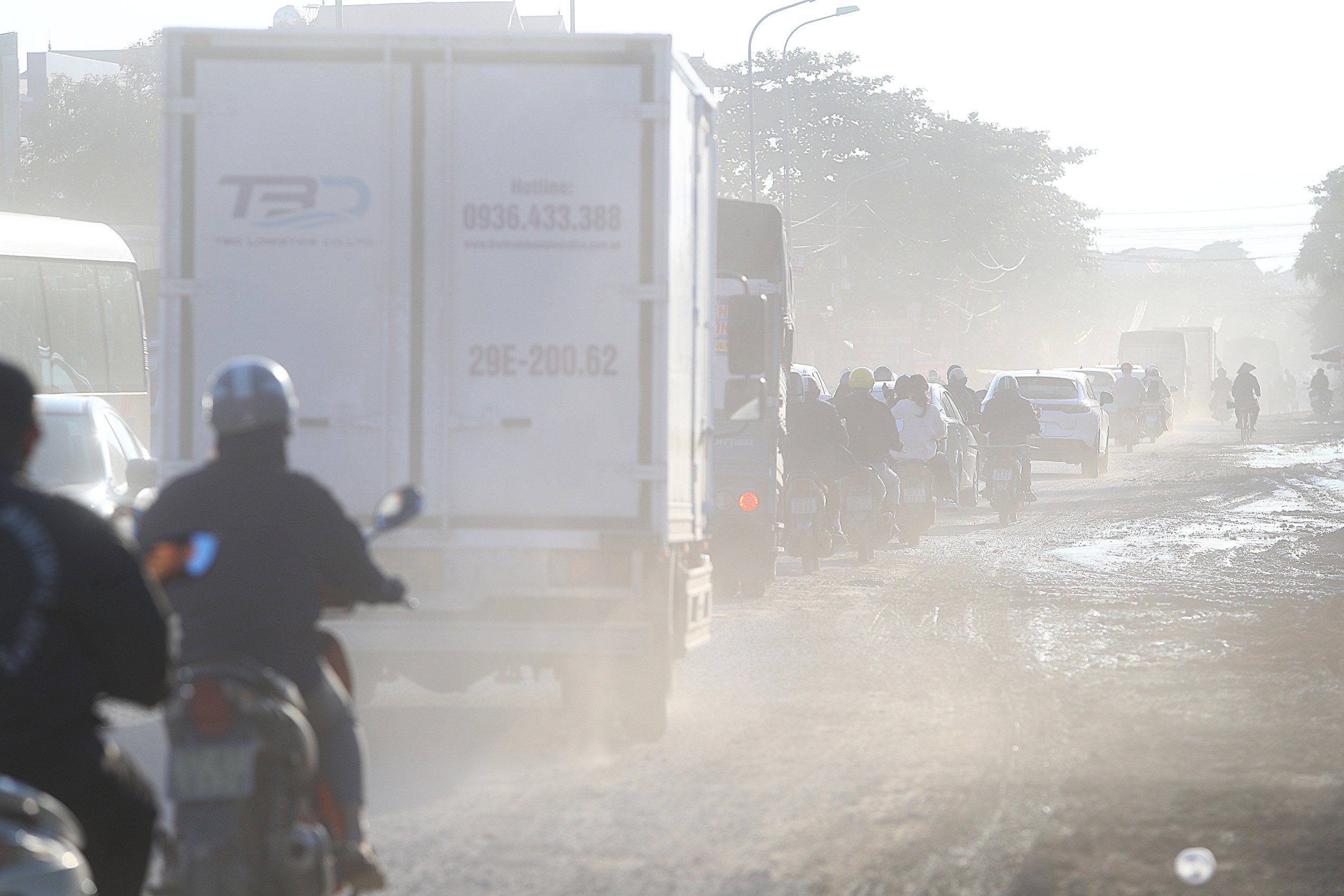 Hà Nội: Quốc lộ 6 biến thành 'ao bùn, sương bụi', người dân bất lực chịu trận- Ảnh 3.
