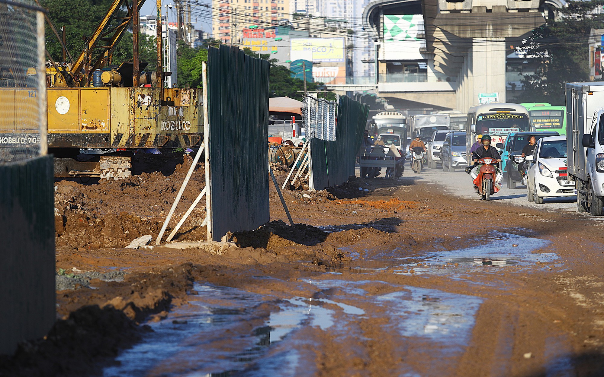 Hà Nội: Quốc lộ 6 biến thành &quot;ao bùn, sương bụi&quot;, người dân bất lực chịu trận