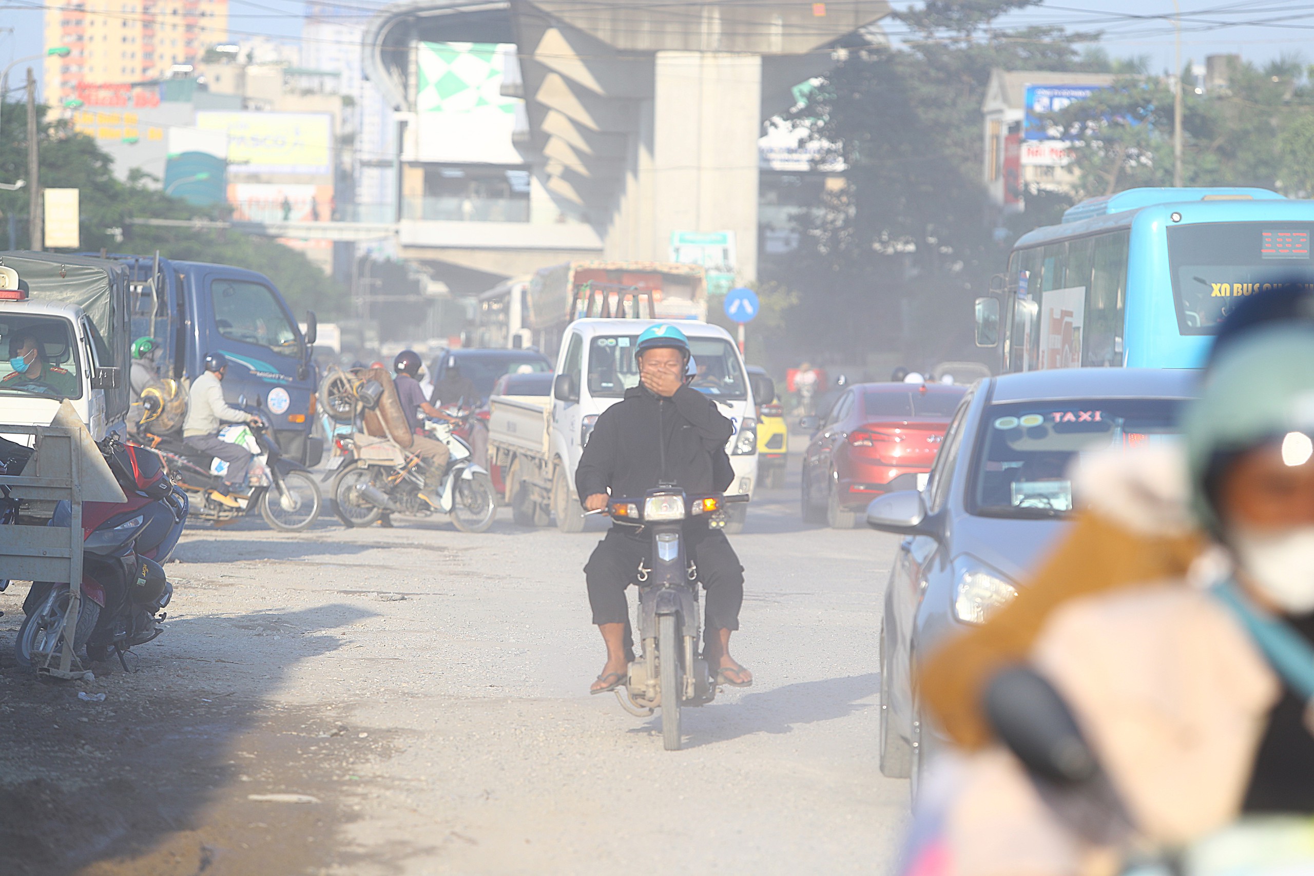 Hà Nội: Quốc lộ 6 biến thành 'ao bùn, sương bụi', người dân bất lực chịu trận- Ảnh 4.