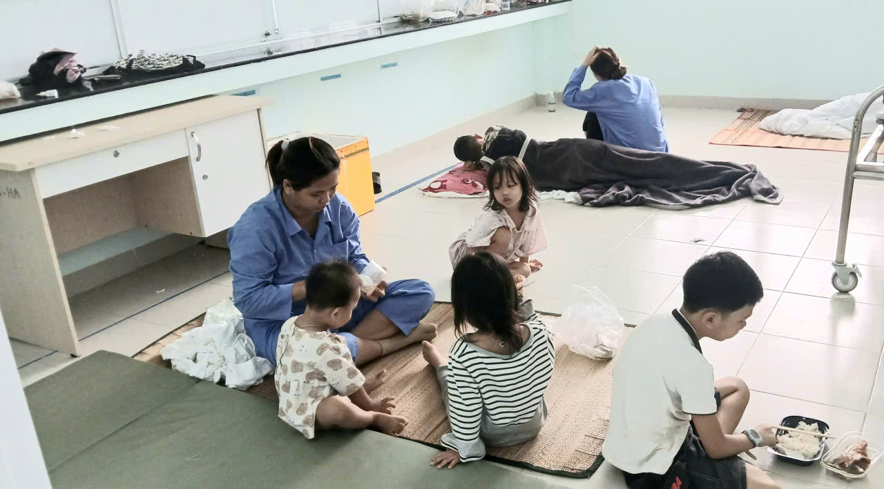 Sẵn sàng thu dung, cấp cứu, hỗ trợ kịp thời y tế cho người dân vùng ngập lụt- Ảnh 1.