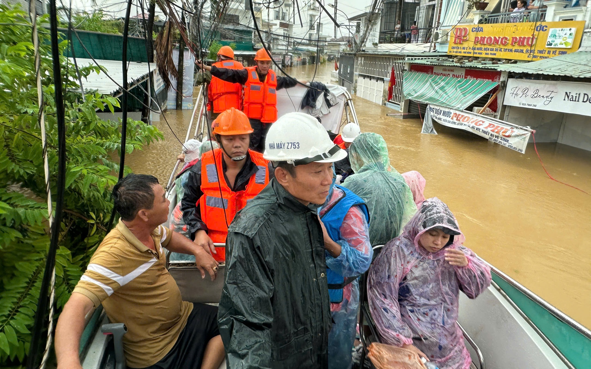 Cán bộ, chiến sĩ Nhà máy Z753 vào nơi ngập sâu cứu giúp người dân
