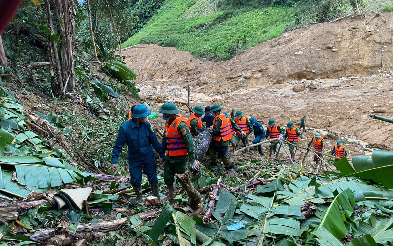 Biên phòng hóa 'thần đèn', di dời hàng chục ngôi nhà ra khỏi vùng sạt lở- Ảnh 11.