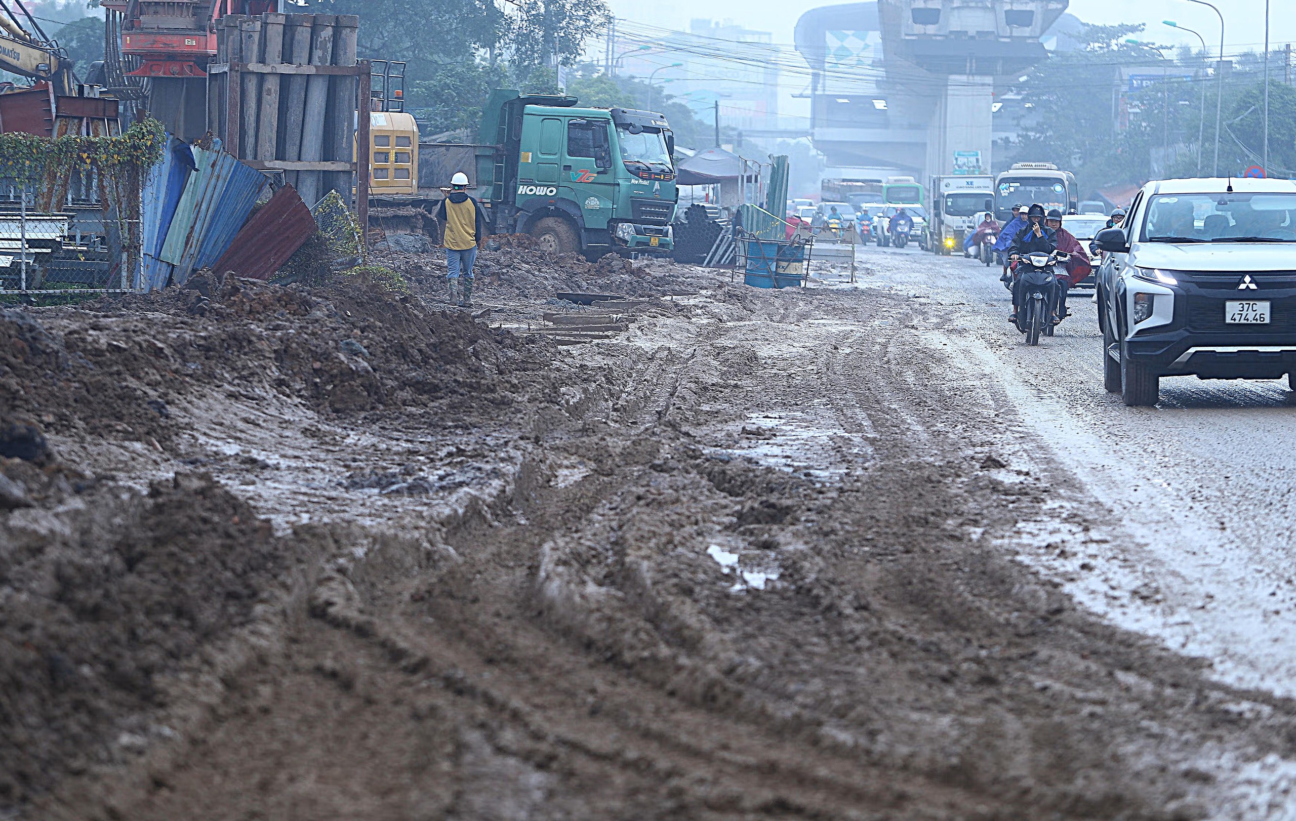 Hà Nội: Quốc lộ 6 biến thành 'ao bùn, sương bụi', người dân bất lực chịu trận- Ảnh 7.