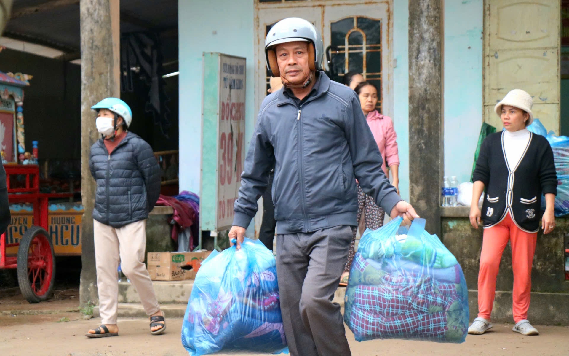 Người dân Huế gửi nhu yếu phẩm vào tâm lũ Đắk Lắk dù vừa trải qua 4 đợt lũ