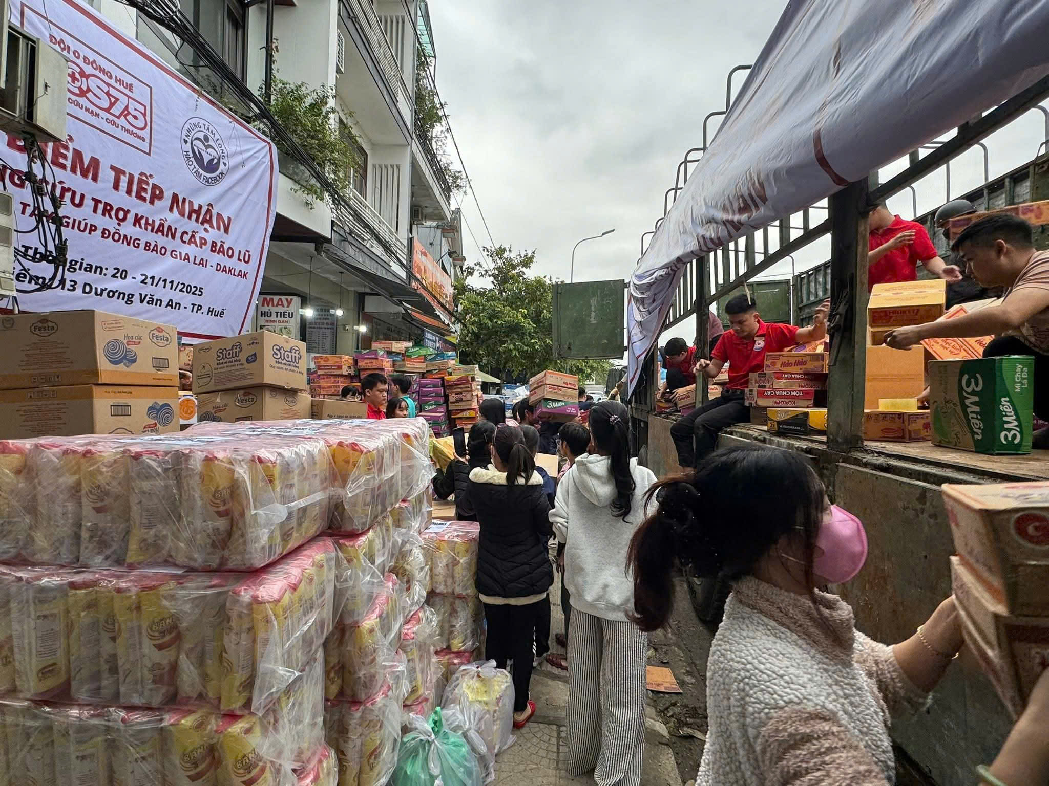 Người dân Huế gửi nhu yếu phẩm vào tâm lũ Đắk Lắk dù vừa trải qua 4 đợt lũ- Ảnh 8.