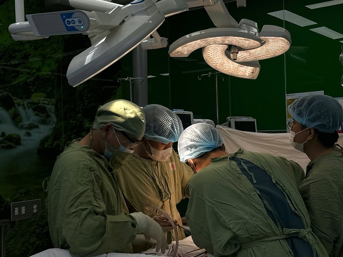 Đau lưng âm ỉ một năm, người đàn ông 54 tuổi phát hiện thận bị phá hủy bởi sỏi san hô khổng lồ- Ảnh 1.