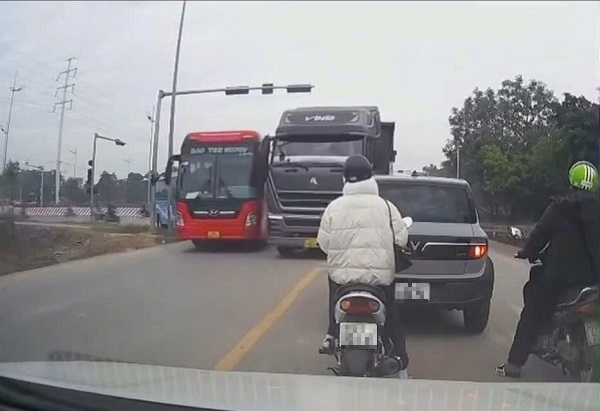 Video tài xế xe tải vượt ẩu suýt gây tai nạn trên Quốc lộ 3- Ảnh 1. Video tài xế xe tải vượt ẩu suýt gây tai nạn trên Quốc lộ 3- Ảnh 1.