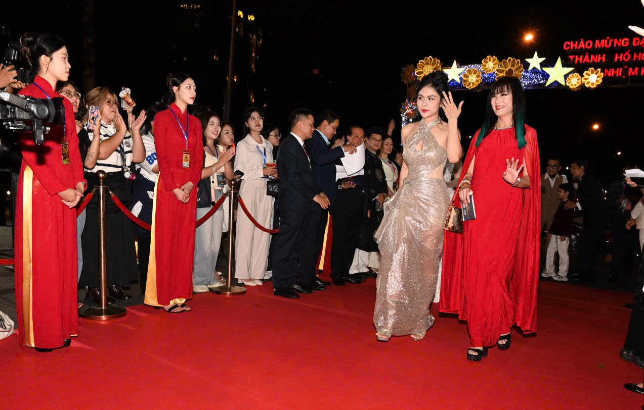 Vợ chồng Lý Hải và dàn sao 'Mưa đỏ' gây chú ý thảm đỏ Liên hoan phim Việt Nam- Ảnh 7.