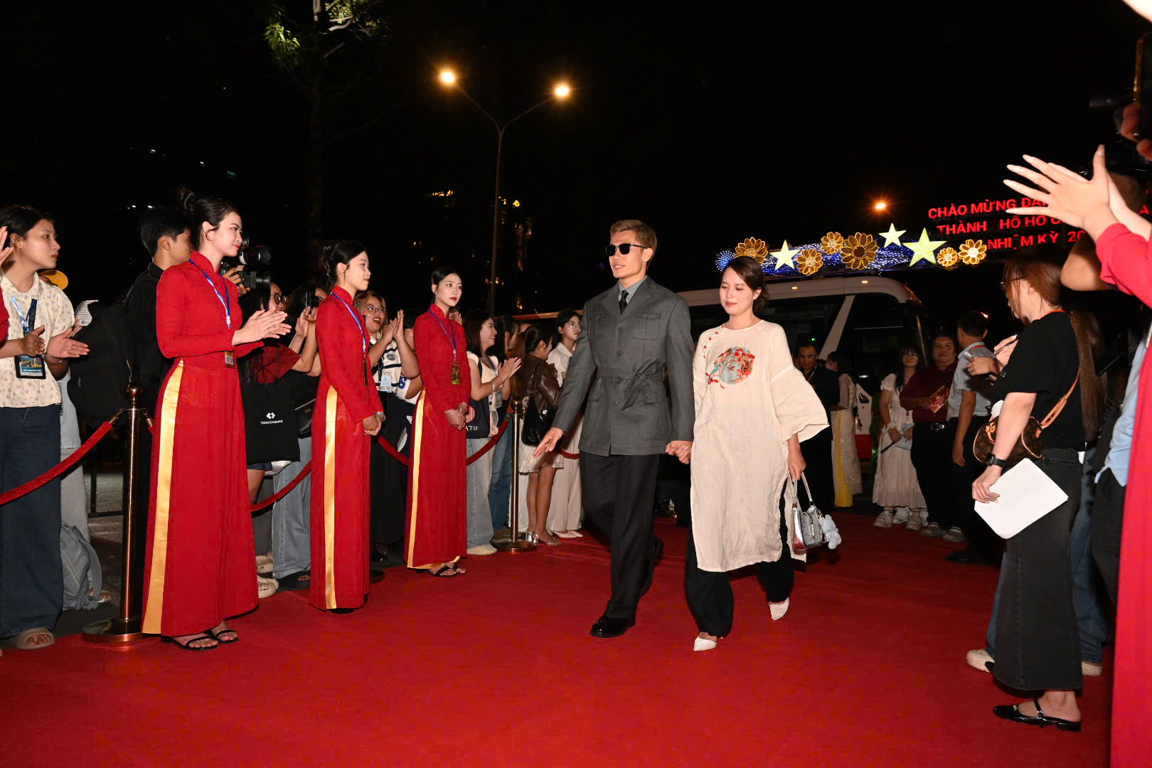 Vợ chồng Lý Hải và dàn sao 'Mưa đỏ' gây chú ý thảm đỏ Liên hoan phim Việt Nam- Ảnh 4.