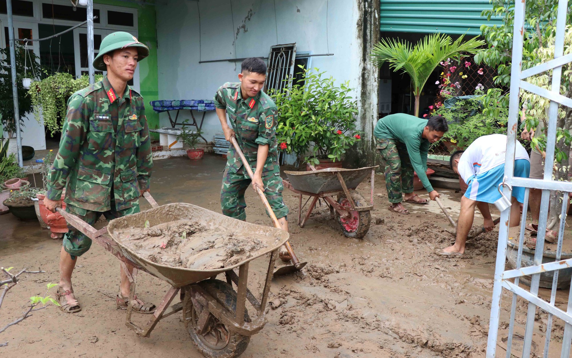 Thầy, trò chung tay giúp người dân 'hồi sinh' thiết bị điện sau lũ- Ảnh 7.