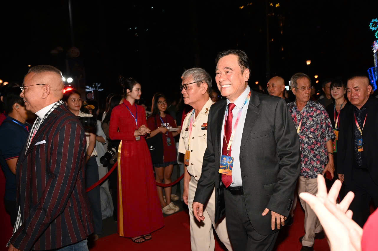 Vợ chồng Lý Hải và dàn sao 'Mưa đỏ' gây chú ý thảm đỏ Liên hoan phim Việt Nam- Ảnh 12.