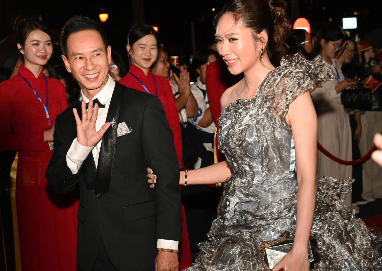 Vợ chồng Lý Hải và dàn sao 'Mưa đỏ' gây chú ý thảm đỏ Liên hoan phim Việt Nam- Ảnh 1.