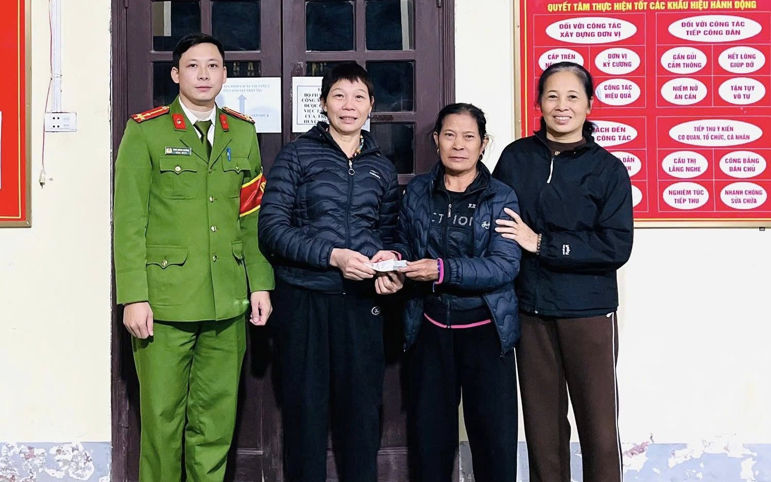 Lao động nghèo để quên 30 triệu đồng trong quán cơm và cái kết ấm lòng ở Tả Xùa- Ảnh 2. Lao động nghèo để quên 30 triệu đồng trong quán cơm và cái kết ấm lòng ở Tả Xùa- Ảnh 2.