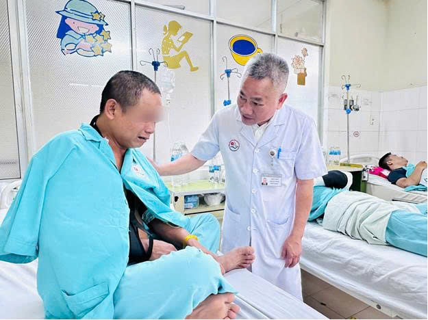 Y bác sĩ túc trực điều trị tốt nhất cho người dân bị ảnh hưởng mưa lũ- Ảnh 1.