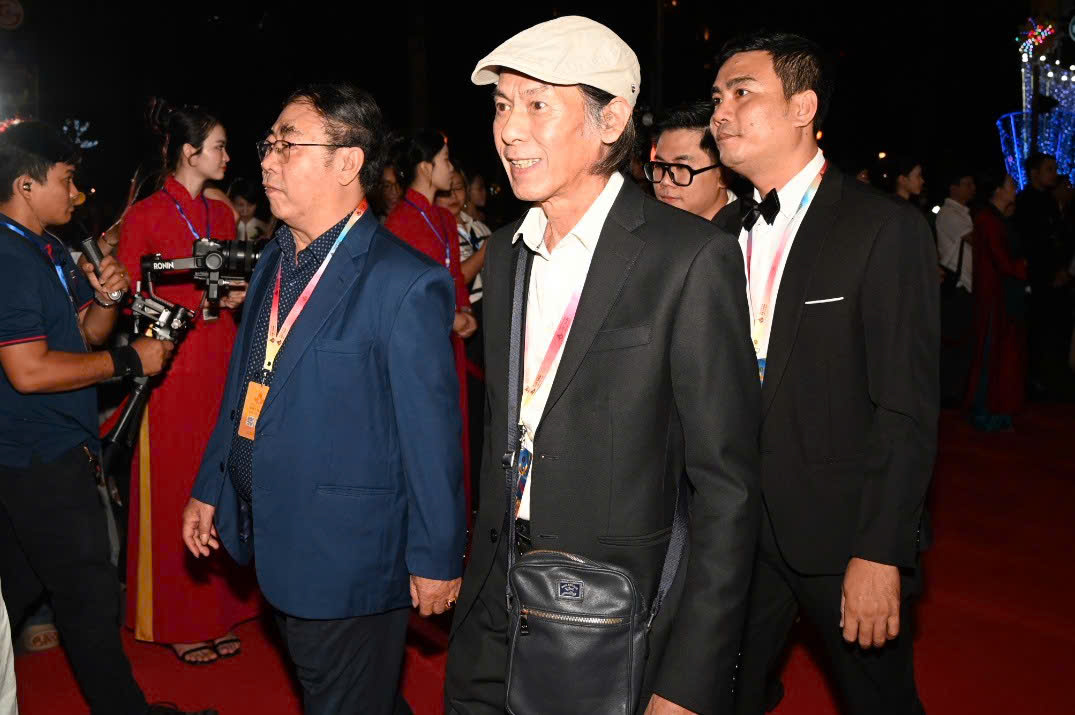 Vợ chồng Lý Hải và dàn sao 'Mưa đỏ' gây chú ý thảm đỏ Liên hoan phim Việt Nam- Ảnh 11.