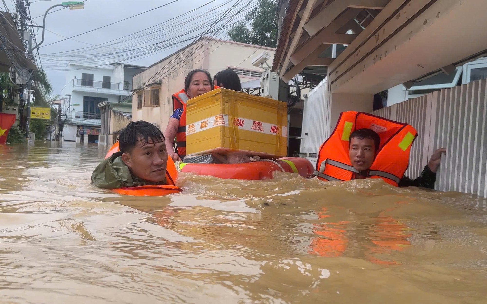 Nước lũ dâng hơn 2 mét, chia cắt Quốc lộ 1 và cuốn trôi tàu thuyền ở Lâm Đồng- Ảnh 2.