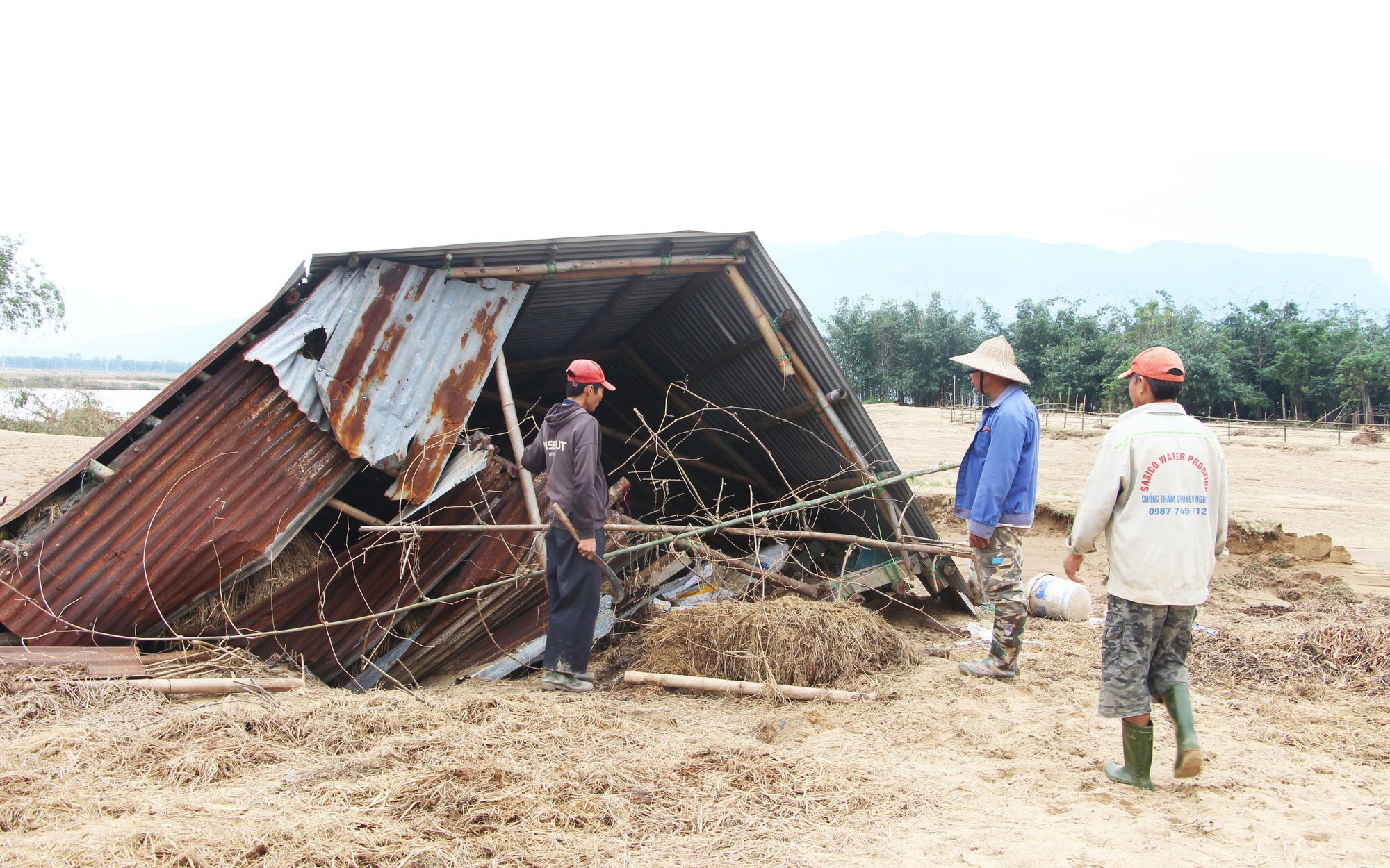 Đà Nẵng khẩn trương xử lý đất, cát bồi lấp sau đợt lũ lịch sử- Ảnh 11. Sông Vu Gia tan tác sau lũ, nơi sạt lở nuốt đất, nơi cát bồi kín ruộng