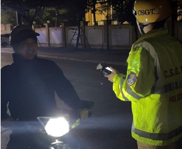 Tối 21/11, cả nước phát hiện hơn 1.500 trường hợp vi phạm nồng độ cồn- Ảnh 1.