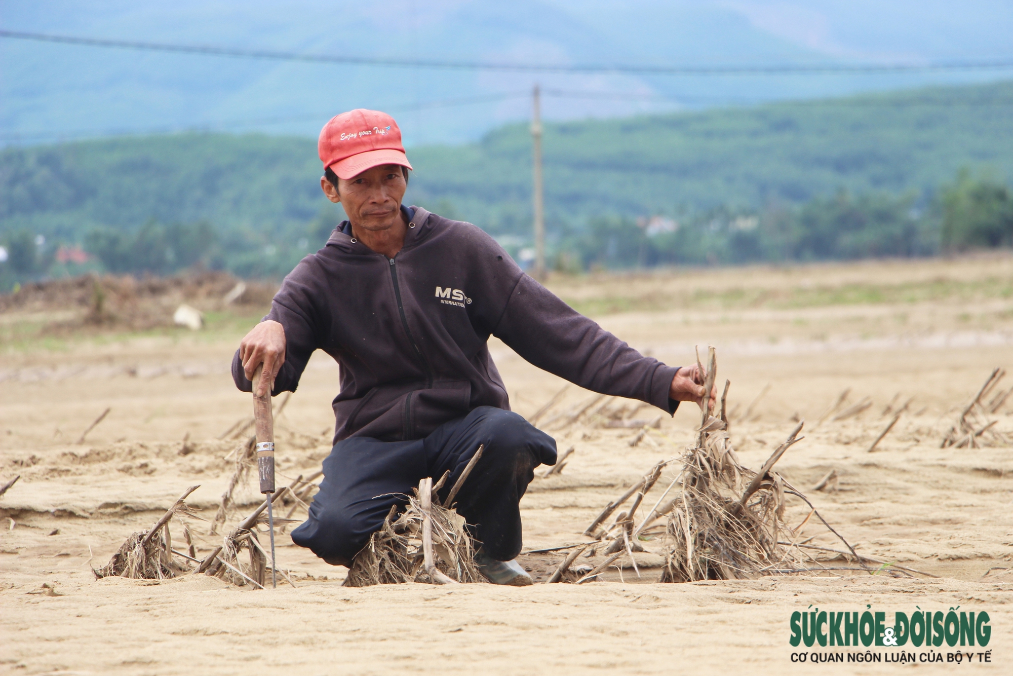Sông Vu Gia tan tác sau lũ, nơi sạt lở nuốt đất, nơi cát bồi kín ruộng- Ảnh 1.