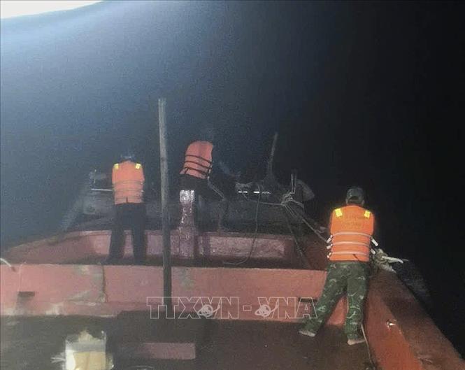Kịp thời cứu nạn 13 ngư dân bị chìm tàu cá trên biển- Ảnh 1.