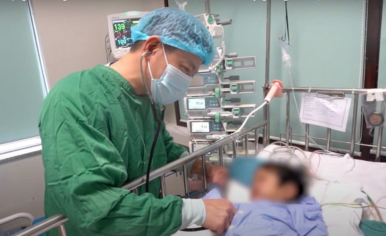 Bé gái 3 tuổi hồi sinh sự sống nhờ lá gan hiến tặng cách Hà Nội 2.000km- Ảnh 1.