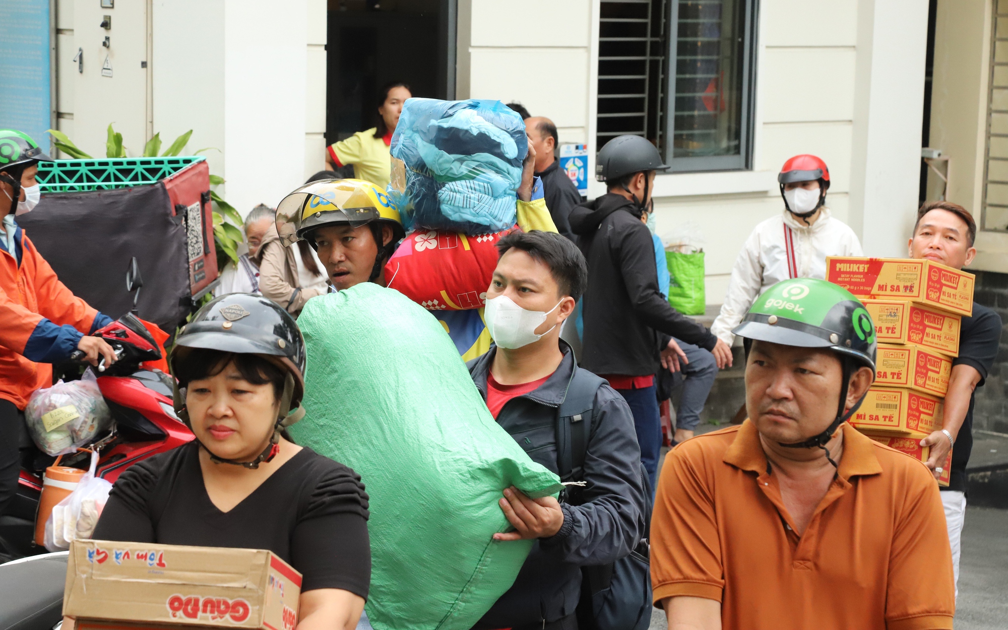 TPHCM mở thêm nhiều điểm tiếp nhận nhu yếu phẩm hỗ trợ đồng bào vùng lũ - Ảnh 6.