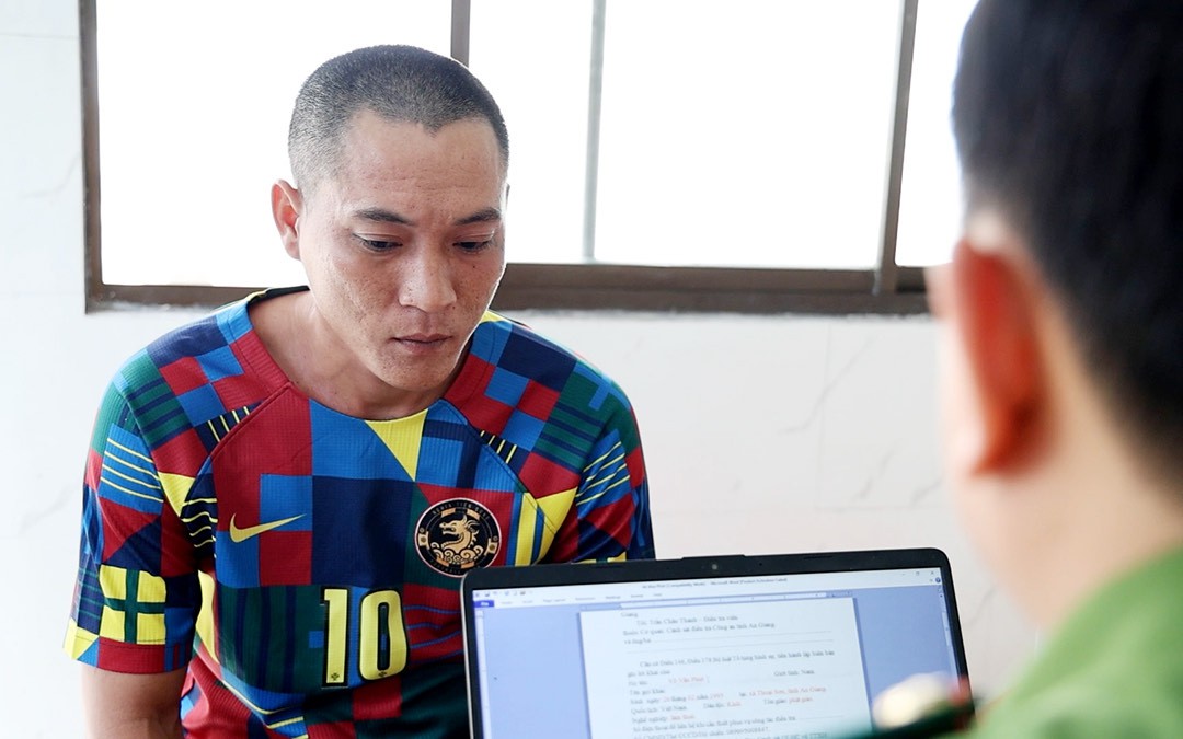 Tạm giữ hình sự đối tượng đánh bất tỉnh người đàn ông sau va chạm giao thông- Ảnh 2.