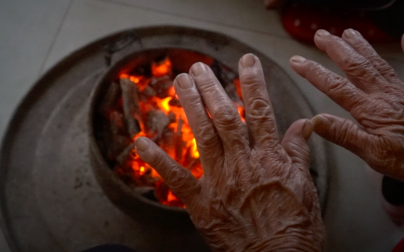 Coi chừng ngộ độc khí CO khi đốt than sưởi ấm - Ảnh 1.