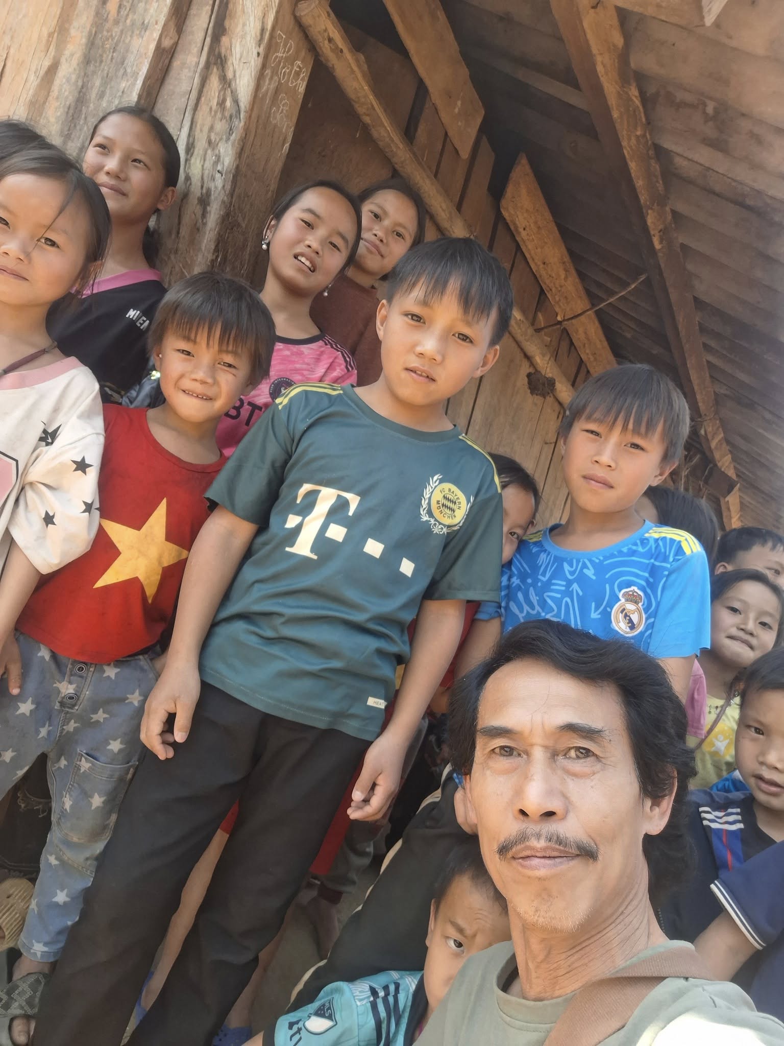 NSƯT Phú Đôn người đàn ông khắc khổ trên phim, khi về hưu sống bình yên bên vợ trẻ đẹp kém 25 tuổi- Ảnh 8.