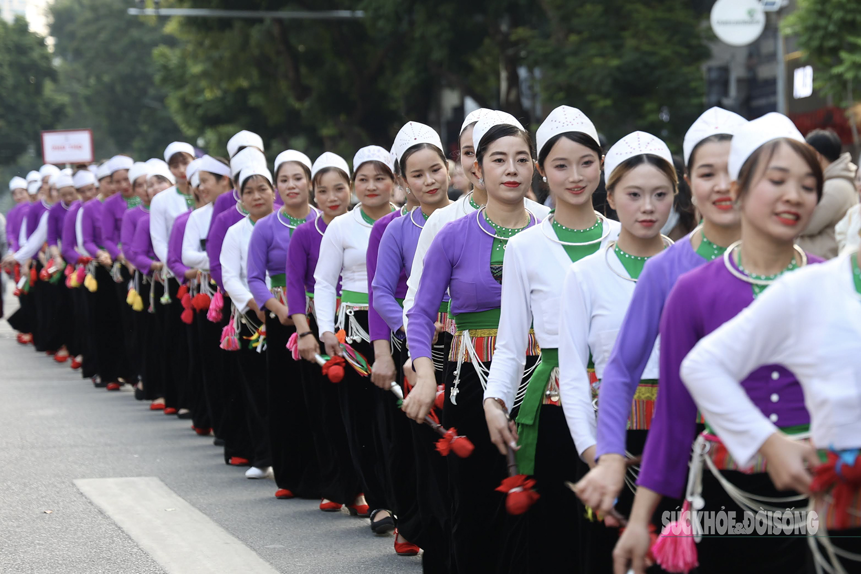 Điệu múa cồng chiêng của dân tộc Mường làm say lòng du khách giữa phố cổ Hà Nội- Ảnh 3. Điệu múa cồng chiêng của dân tộc Mường làm say lòng du khách giữa phố cổ Hà Nội- Ảnh 3.
