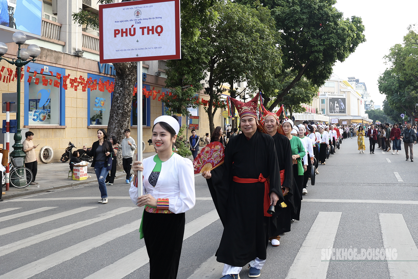 Điệu múa cồng chiêng của dân tộc Mường làm say lòng du khách giữa phố cổ Hà Nội- Ảnh 4. Điệu múa cồng chiêng của dân tộc Mường làm say lòng du khách giữa phố cổ Hà Nội- Ảnh 4.
