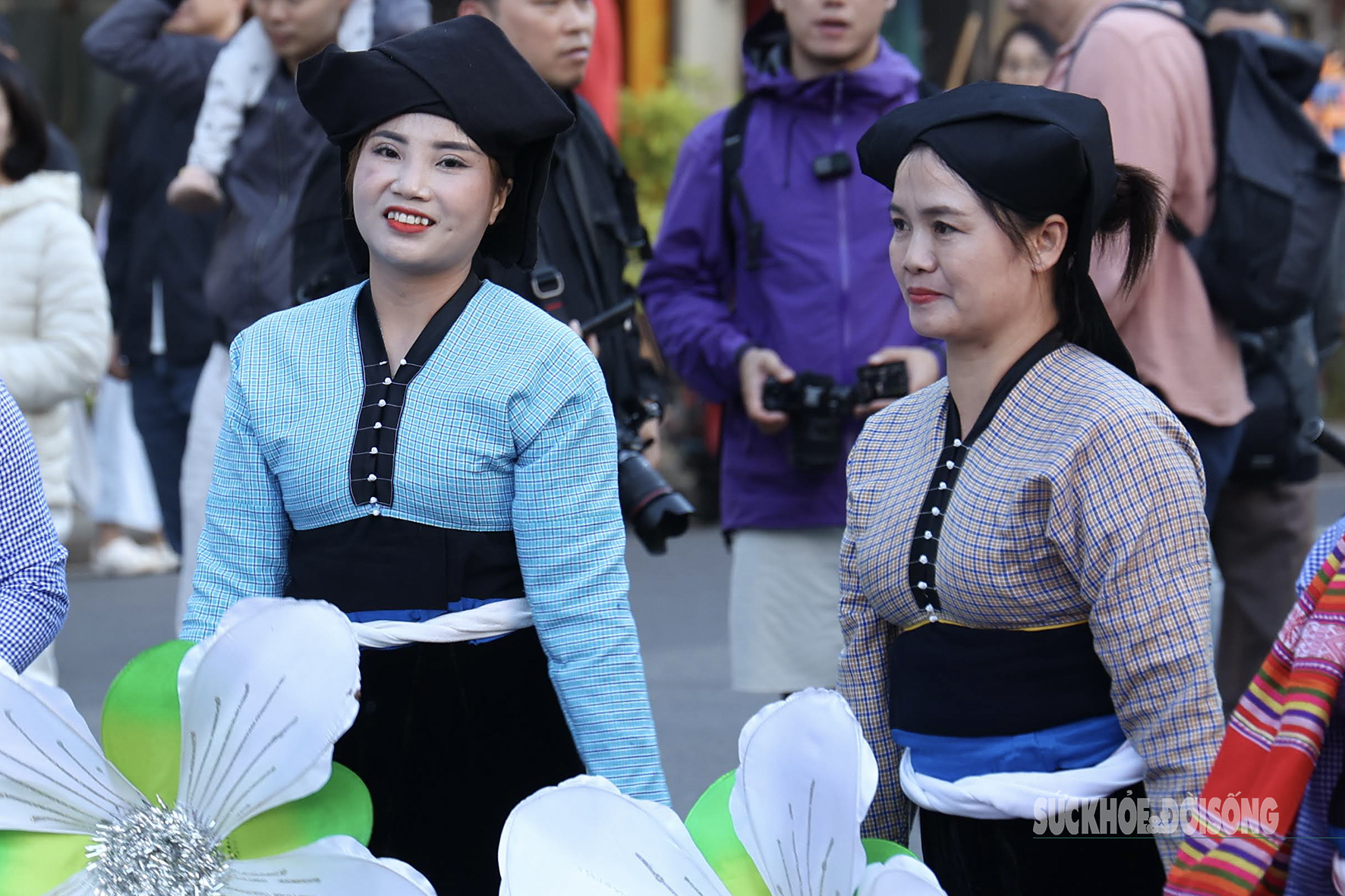 Điệu múa cồng chiêng của dân tộc Mường làm say lòng du khách giữa phố cổ Hà Nội- Ảnh 8. Điệu múa cồng chiêng của dân tộc Mường làm say lòng du khách giữa phố cổ Hà Nội- Ảnh 8.