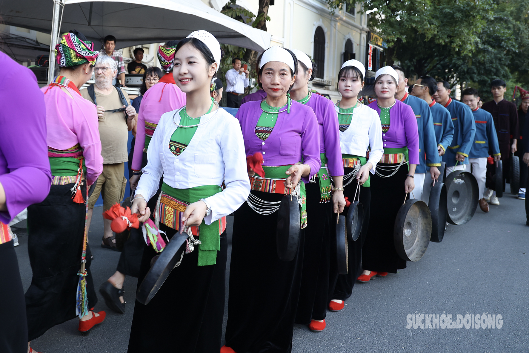 Điệu múa cồng chiêng của dân tộc Mường làm say lòng du khách giữa phố cổ Hà Nội- Ảnh 6. Điệu múa cồng chiêng của dân tộc Mường làm say lòng du khách giữa phố cổ Hà Nội- Ảnh 6.