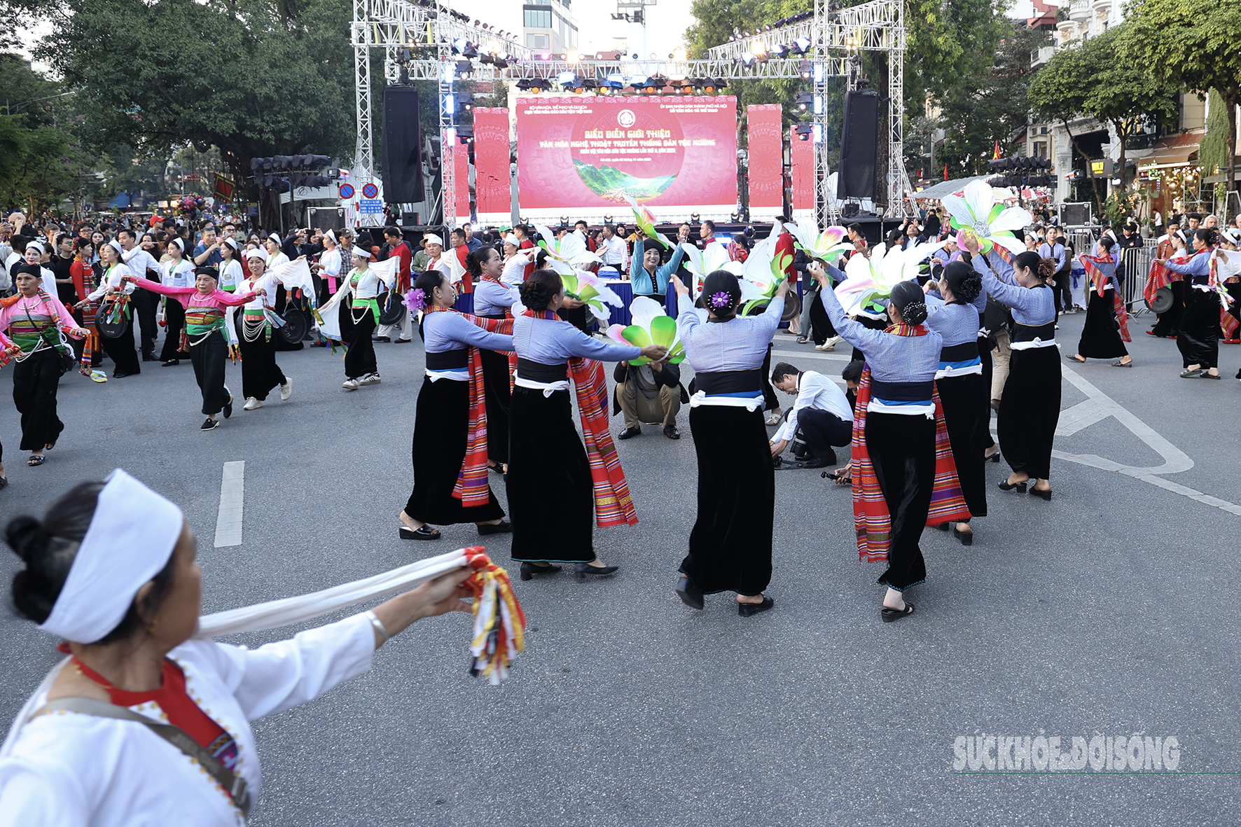 Điệu múa cồng chiêng của dân tộc Mường làm say lòng du khách giữa phố cổ Hà Nội- Ảnh 9. Điệu múa cồng chiêng của dân tộc Mường làm say lòng du khách giữa phố cổ Hà Nội- Ảnh 9.