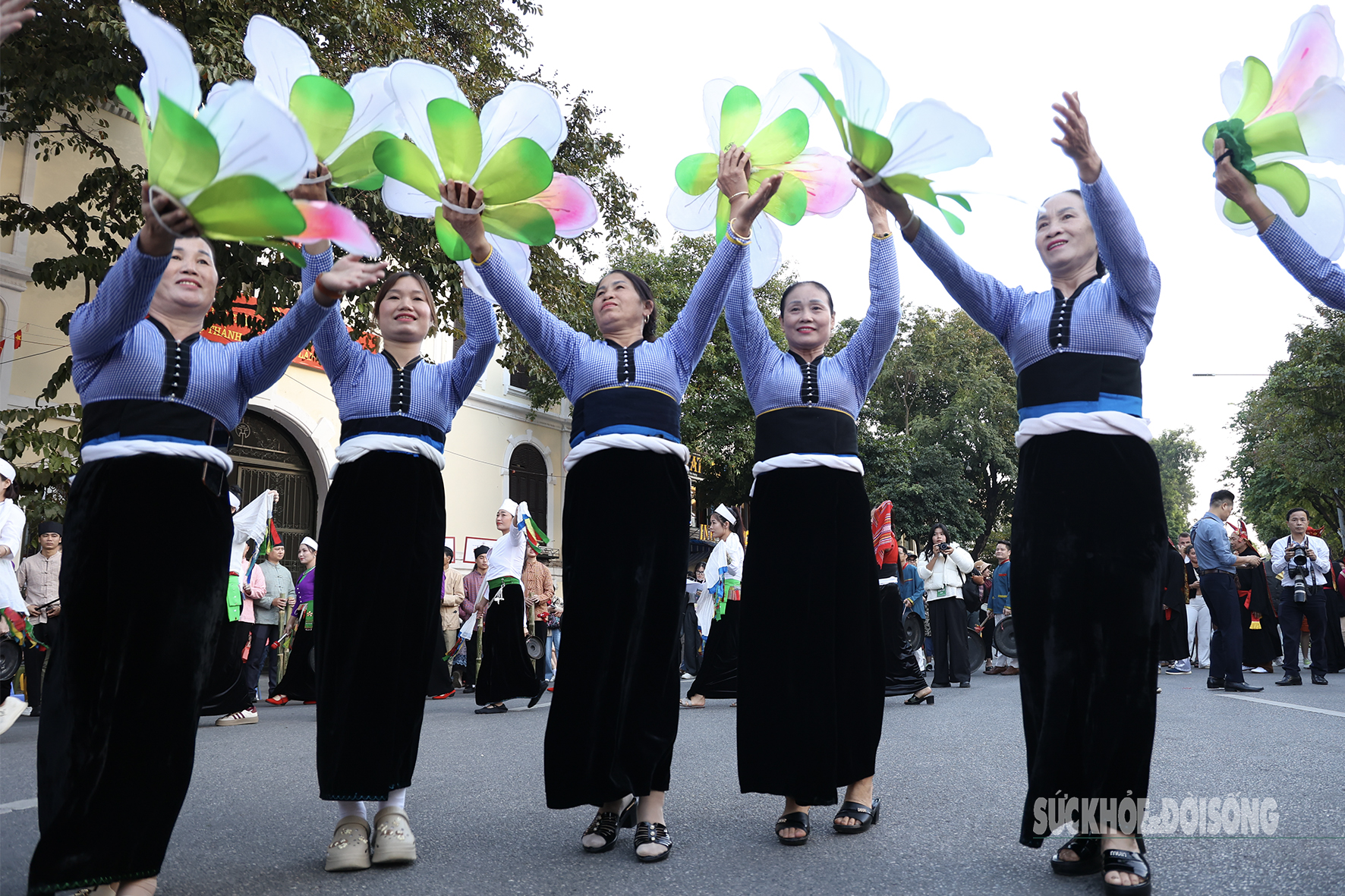Điệu múa cồng chiêng của dân tộc Mường làm say lòng du khách giữa phố cổ Hà Nội- Ảnh 5. Điệu múa cồng chiêng của dân tộc Mường làm say lòng du khách giữa phố cổ Hà Nội- Ảnh 5.