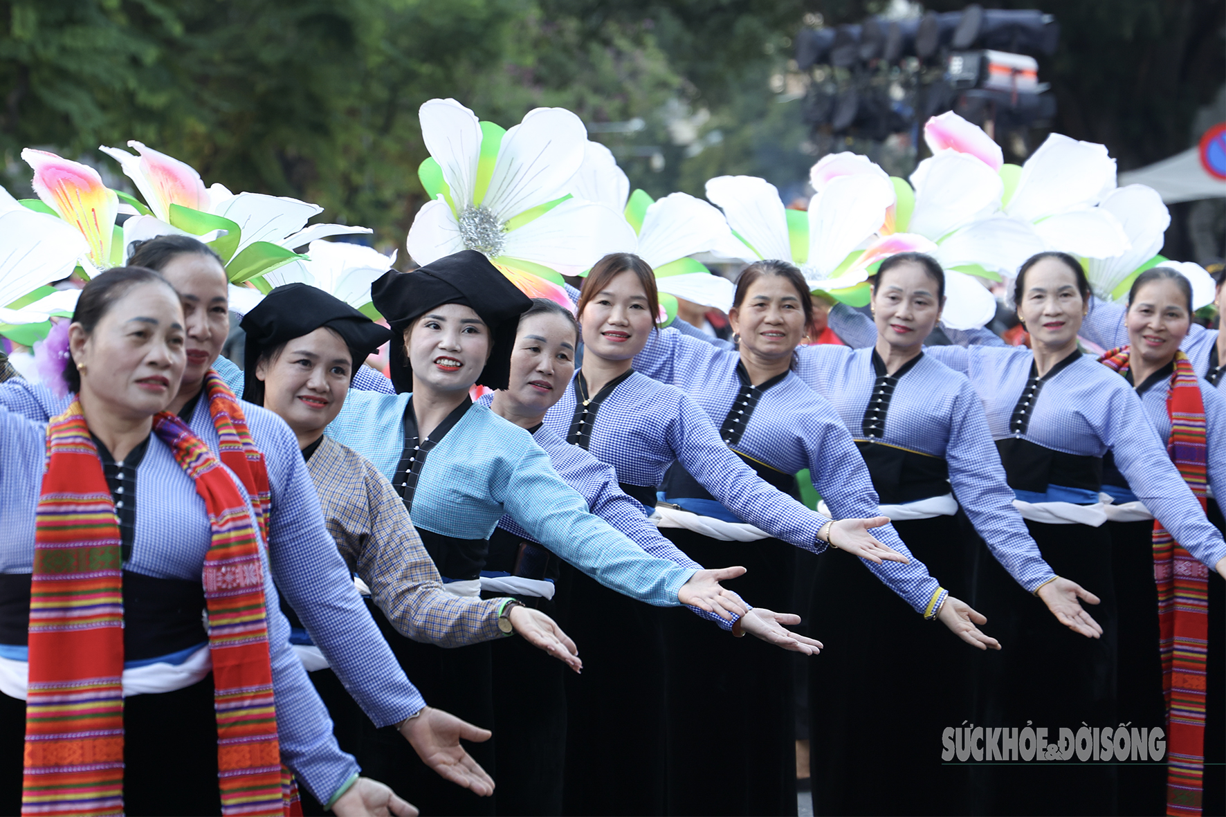 Điệu múa cồng chiêng của dân tộc Mường làm say lòng du khách giữa phố cổ Hà Nội- Ảnh 7. Điệu múa cồng chiêng của dân tộc Mường làm say lòng du khách giữa phố cổ Hà Nội- Ảnh 7.