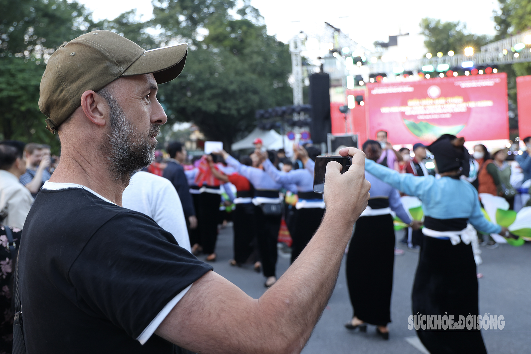 Điệu múa cồng chiêng của dân tộc Mường làm say lòng du khách giữa phố cổ Hà Nội- Ảnh 10. Điệu múa cồng chiêng của dân tộc Mường làm say lòng du khách giữa phố cổ Hà Nội- Ảnh 10.