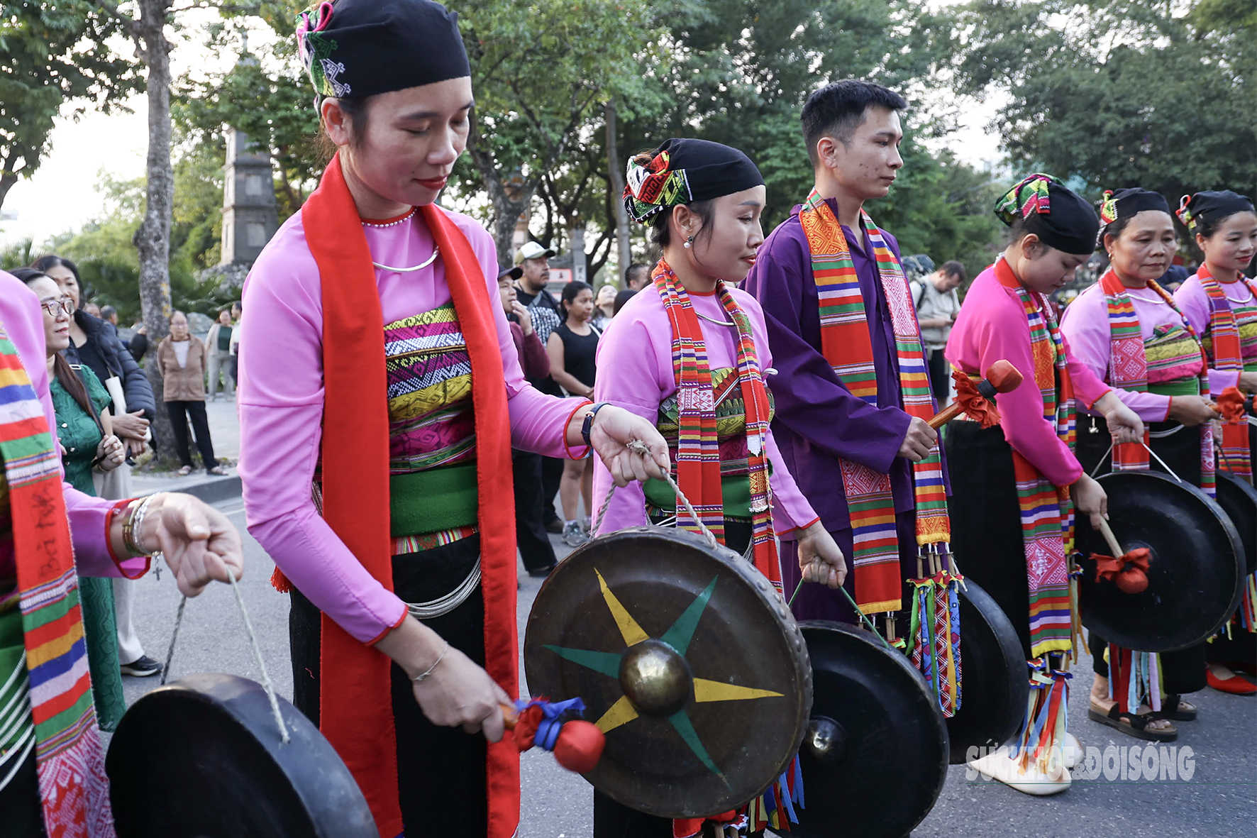 Điệu múa cồng chiêng của dân tộc Mường làm say lòng du khách giữa phố cổ Hà Nội- Ảnh 1. Điệu múa cồng chiêng của dân tộc Mường làm say lòng du khách giữa phố cổ Hà Nội- Ảnh 1.