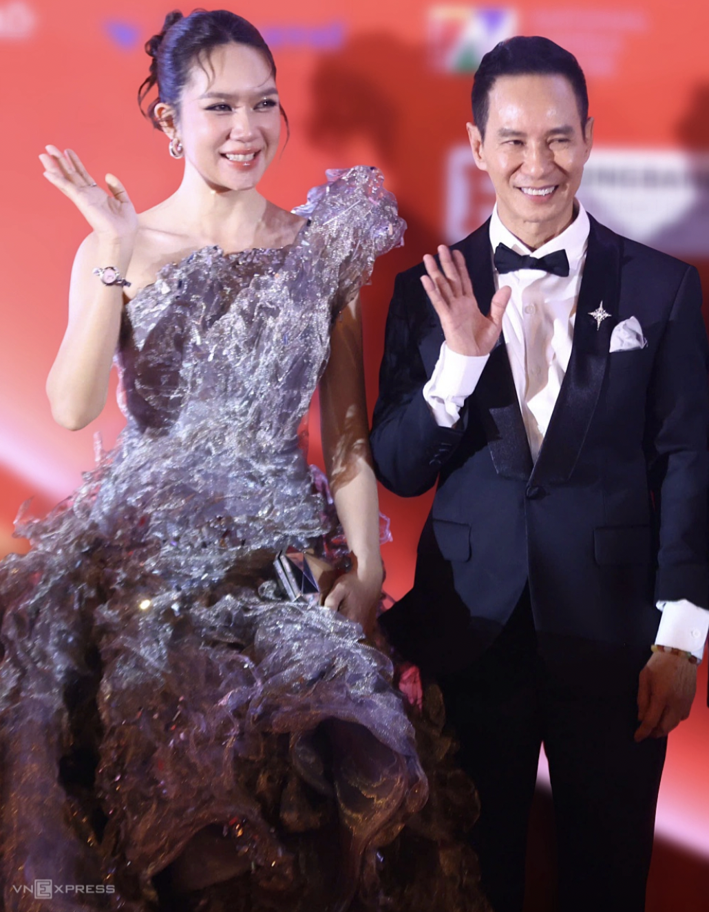Vợ chồng Lý Hải và dàn sao 'Mưa đỏ' gây chú ý thảm đỏ Liên hoan phim Việt Nam- Ảnh 2.
