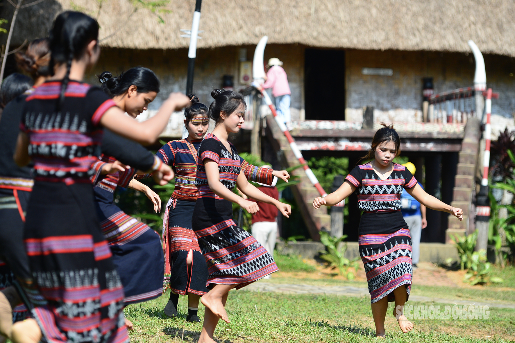 Vũ điệu cồng chiêng trong Ngày Đại đoàn kết các dân tộc- Ảnh 1.